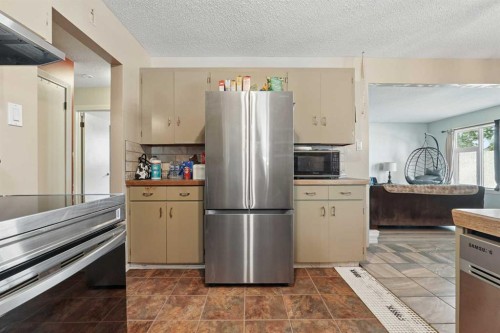 2610 11 Avenue North, Lethbridge, AB - Indoor Photo Showing Kitchen With Stainless Steel Kitchen