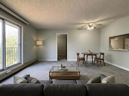 301-420 Columbia Boulevard West, Lethbridge, AB - Indoor Photo Showing Living Room