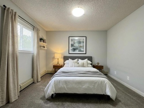 301-420 Columbia Boulevard West, Lethbridge, AB - Indoor Photo Showing Bedroom