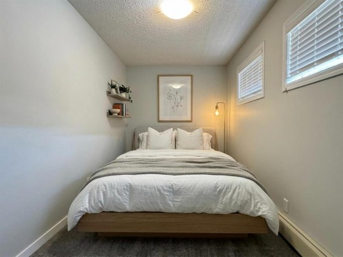 301-420 Columbia Boulevard West, Lethbridge, AB - Indoor Photo Showing Bedroom