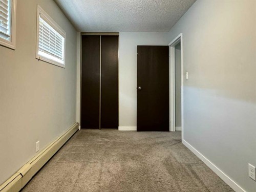 301-420 Columbia Boulevard West, Lethbridge, AB - Indoor Photo Showing Other Room