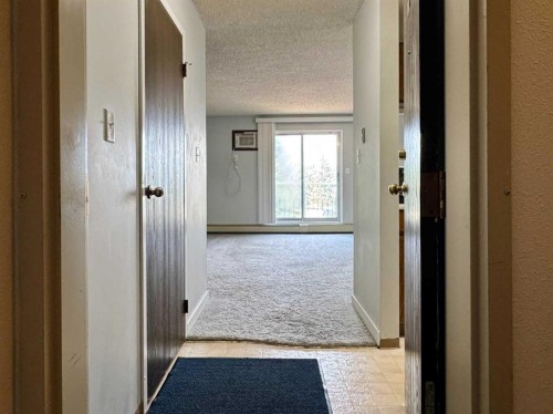 301-420 Columbia Boulevard West, Lethbridge, AB - Indoor Photo Showing Other Room