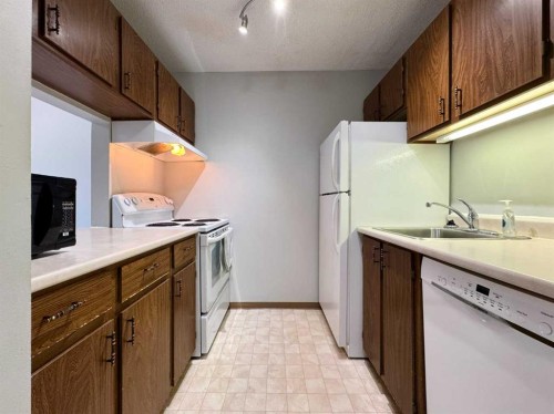 301-420 Columbia Boulevard West, Lethbridge, AB - Indoor Photo Showing Kitchen