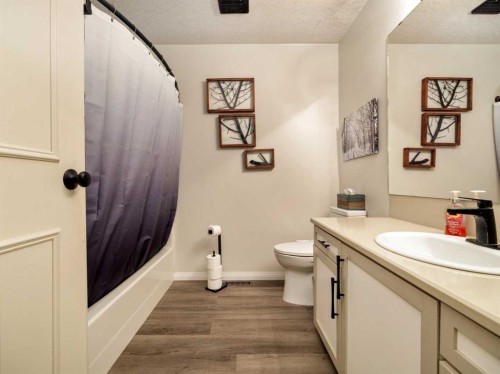2501 & 2503 24 Street, Coaldale, AB - Indoor Photo Showing Bathroom