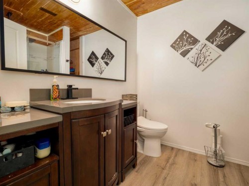 2501 & 2503 24 Street, Coaldale, AB - Indoor Photo Showing Bathroom