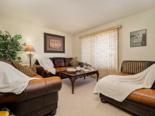 2501 & 2503 24 Street, Coaldale, AB - Indoor Photo Showing Living Room