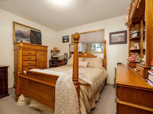 2501 & 2503 24 Street, Coaldale, AB - Indoor Photo Showing Bedroom