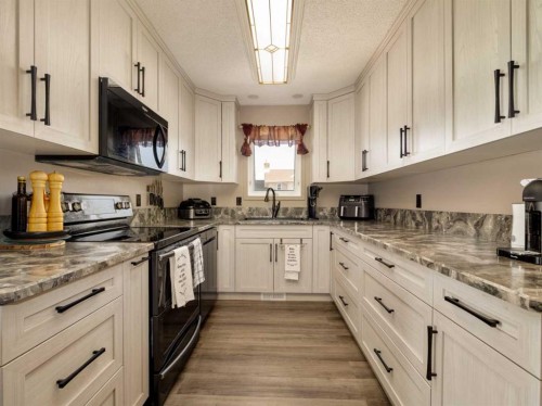 2501 & 2503 24 Street, Coaldale, AB - Indoor Photo Showing Kitchen