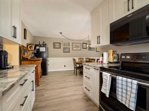 2501 & 2503 24 Street, Coaldale, AB - Indoor Photo Showing Kitchen With Upgraded Kitchen