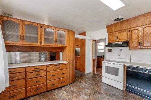 1301 15 Avenue South, Lethbridge, AB - Indoor Photo Showing Kitchen
