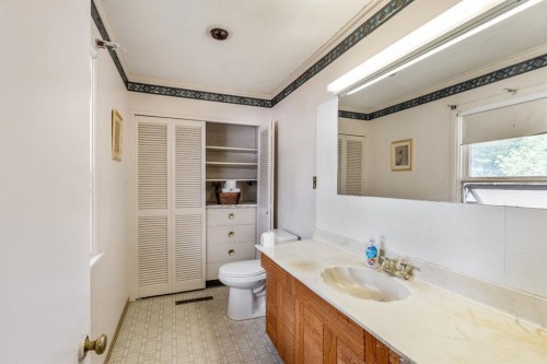 1301 15 Avenue South, Lethbridge, AB - Indoor Photo Showing Bathroom