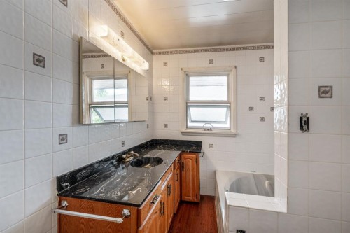 1301 15 Avenue South, Lethbridge, AB - Indoor Photo Showing Kitchen