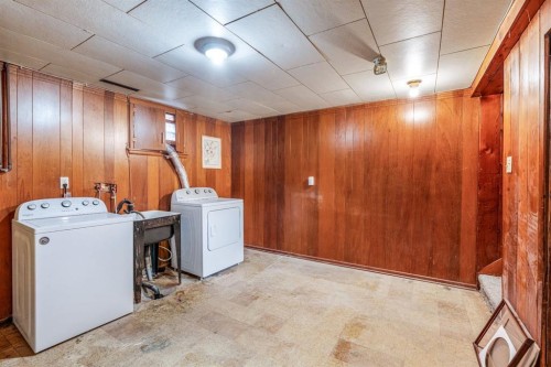 1301 15 Avenue South, Lethbridge, AB - Indoor Photo Showing Laundry Room
