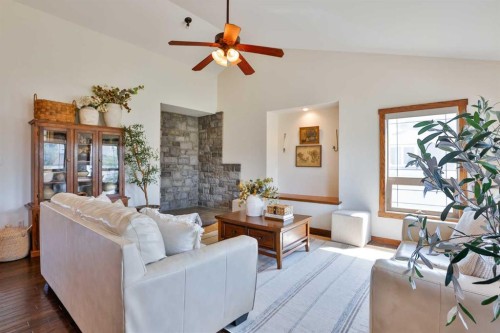 304 S 150 W, Raymond, AB - Indoor Photo Showing Living Room