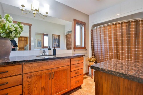 304 S 150 W, Raymond, AB - Indoor Photo Showing Bathroom