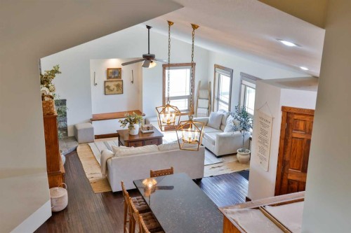 304 S 150 W, Raymond, AB - Indoor Photo Showing Living Room