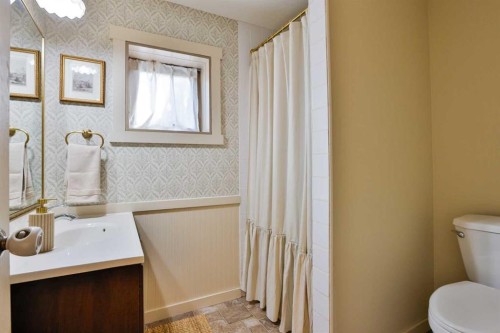 304 S 150 W, Raymond, AB - Indoor Photo Showing Bathroom