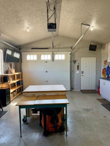 304 S 150 W, Raymond, AB - Indoor Photo Showing Garage