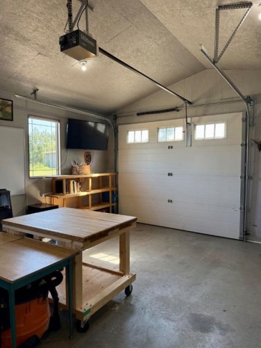 304 S 150 W, Raymond, AB - Indoor Photo Showing Garage