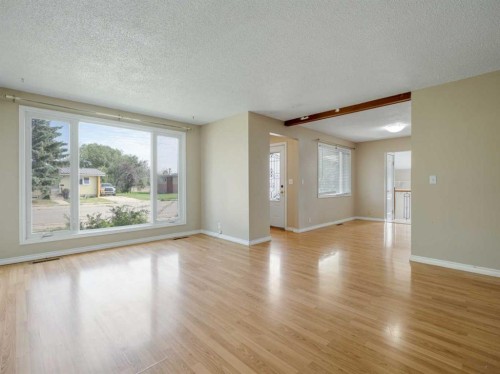 505 Centennial Avenue, Picture Butte, AB - Indoor Photo Showing Living Room