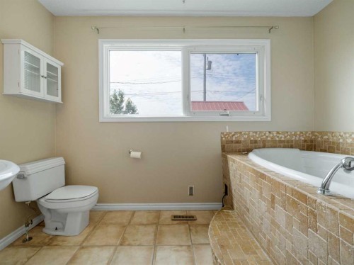 505 Centennial Avenue, Picture Butte, AB - Indoor Photo Showing Bathroom