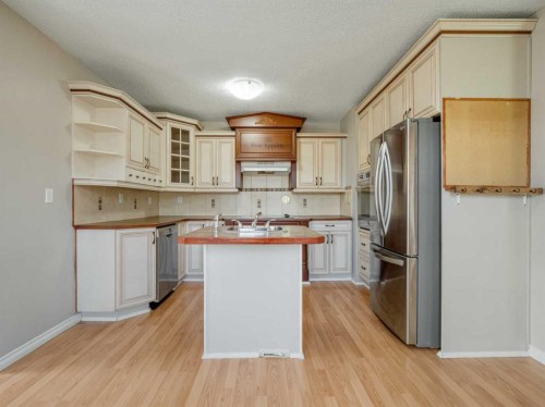 505 Centennial Avenue, Picture Butte, AB - Indoor Photo Showing Kitchen