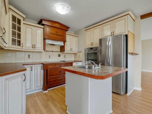505 Centennial Avenue, Picture Butte, AB - Indoor Photo Showing Kitchen With Double Sink
