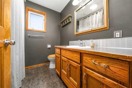 4129 55 Street, Taber, AB - Indoor Photo Showing Bathroom