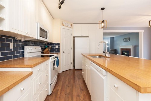 86 Riverstone Boulevard West, Lethbridge, AB - Indoor Photo Showing Kitchen