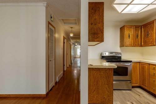 1005 17 Street North, Lethbridge, AB - Indoor Photo Showing Kitchen