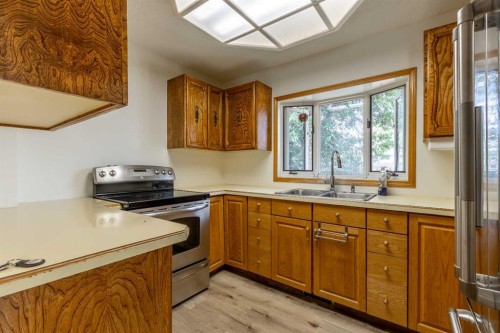 1005 17 Street North, Lethbridge, AB - Indoor Photo Showing Kitchen With Double Sink