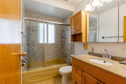1005 17 Street North, Lethbridge, AB - Indoor Photo Showing Bathroom