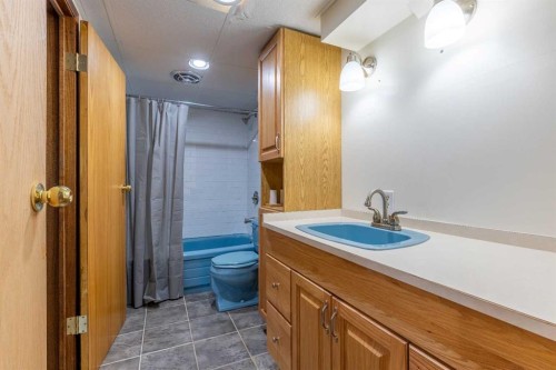 1005 17 Street North, Lethbridge, AB - Indoor Photo Showing Bathroom