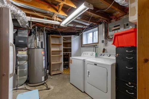 1005 17 Street North, Lethbridge, AB - Indoor Photo Showing Laundry Room