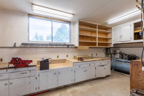 1005 17 Street North, Lethbridge, AB - Indoor
