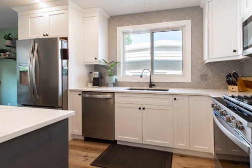 3621 Redwood Road South, Lethbridge, AB - Indoor Photo Showing Kitchen With Upgraded Kitchen