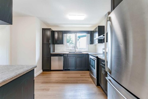 755 East Avenue, Pincher Creek, AB - Indoor Photo Showing Kitchen With Upgraded Kitchen