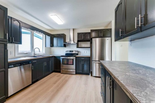 755 East Avenue, Pincher Creek, AB - Indoor Photo Showing Kitchen With Upgraded Kitchen