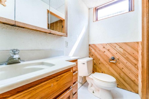 755 East Avenue, Pincher Creek, AB - Indoor Photo Showing Bathroom