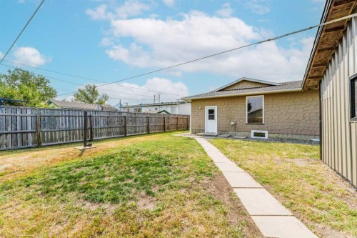 755 East Avenue, Pincher Creek, AB - Outdoor
