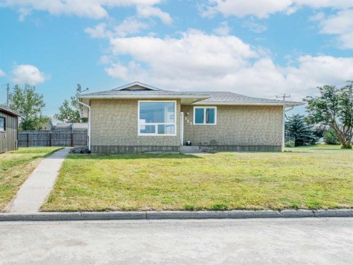 755 East Avenue, Pincher Creek, AB - Outdoor