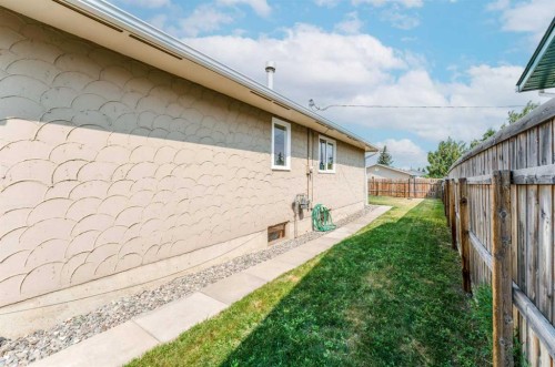 755 East Avenue, Pincher Creek, AB - Outdoor