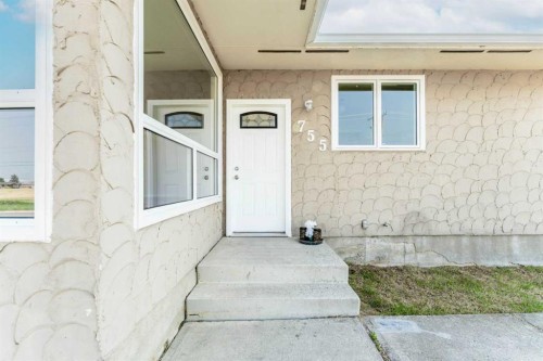 755 East Avenue, Pincher Creek, AB - Outdoor