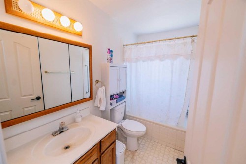 2305 7 Avenue North, Lethbridge, AB - Indoor Photo Showing Bathroom