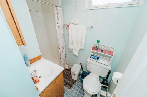 2305 7 Avenue North, Lethbridge, AB - Indoor Photo Showing Bathroom