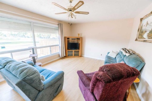 2305 7 Avenue North, Lethbridge, AB - Indoor Photo Showing Living Room
