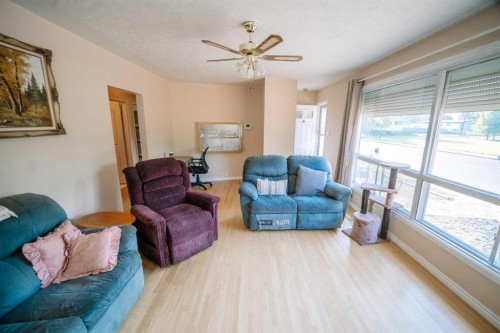 2305 7 Avenue North, Lethbridge, AB - Indoor Photo Showing Living Room