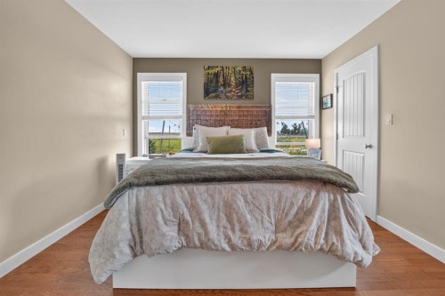 65004 Range Road 19-5, Stirling, AB - Indoor Photo Showing Bedroom