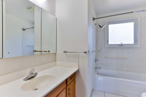 309 Normandy Road South, Lethbridge, AB - Indoor Photo Showing Bathroom
