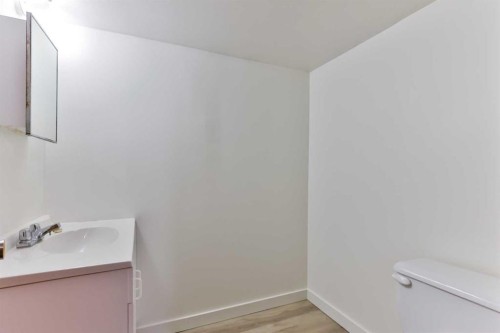 309 Normandy Road South, Lethbridge, AB - Indoor Photo Showing Bathroom